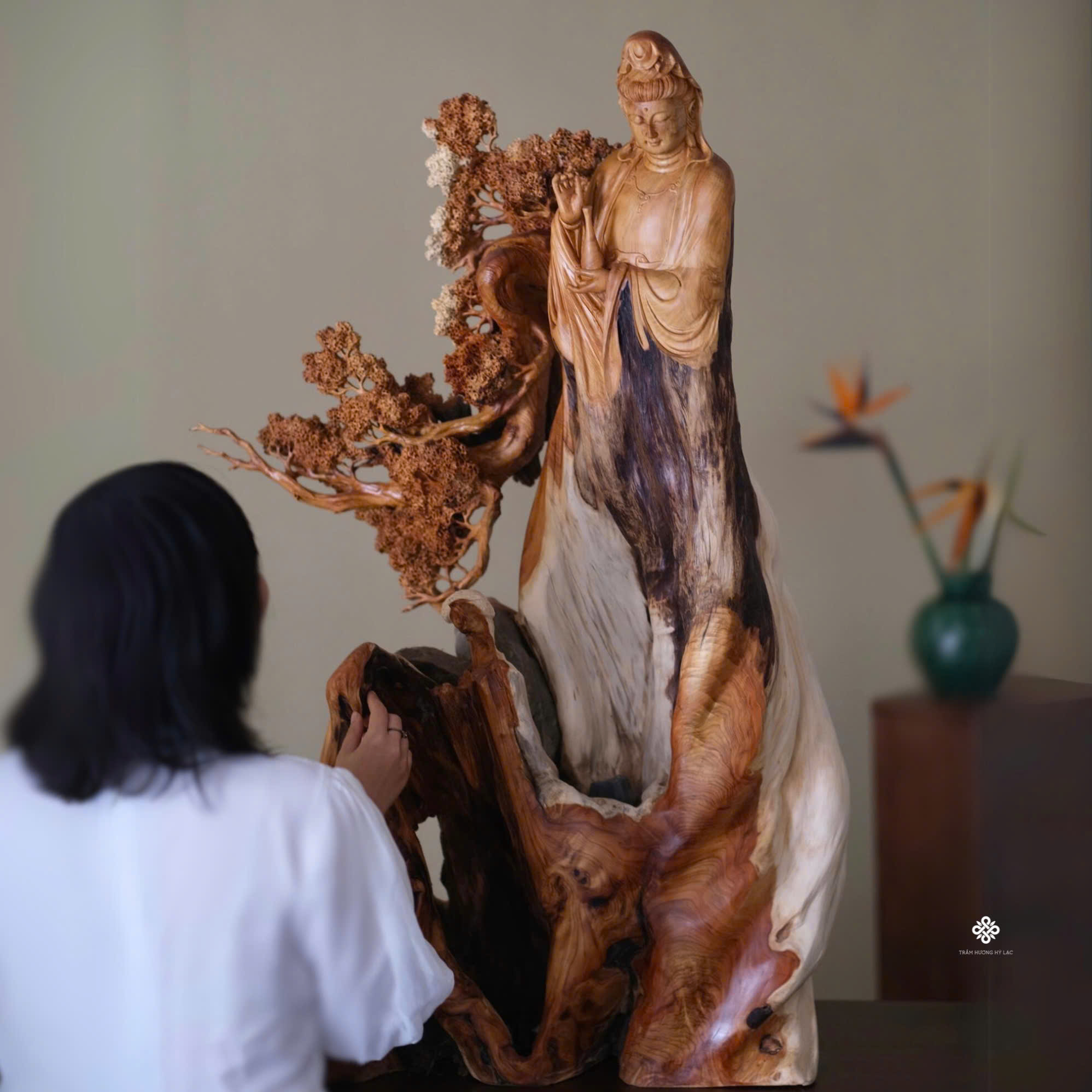 Tượng Quan Âm Bồ tát dòng suối cam lồ lũa nhai bách ôm đá