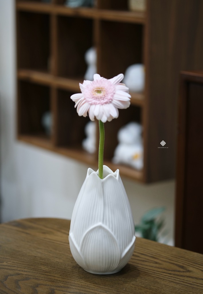 Bình hoa sen gốm trắng