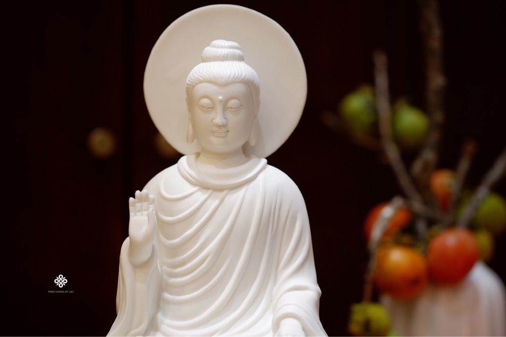 Tượng Đức Phật Thích Ca thí nguyện thủ ấn toạ đài sen gốm trắng