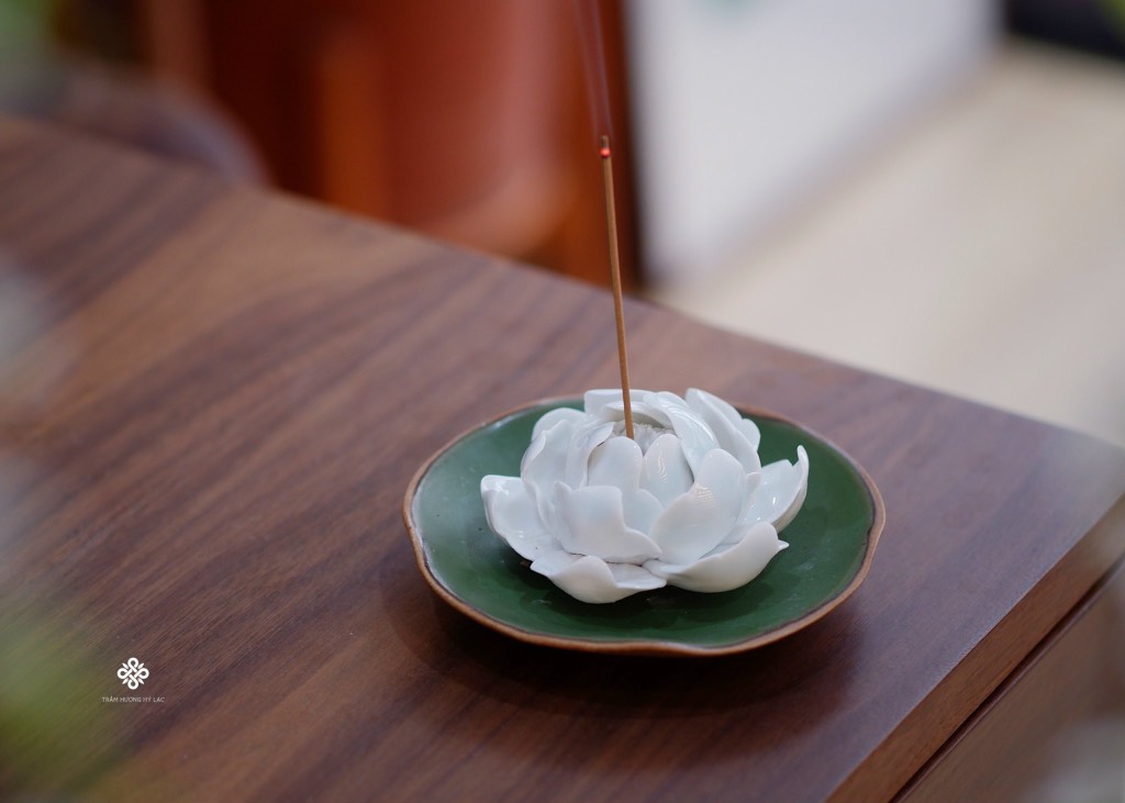Lư gốm mẫu đơn trắng lá xanh