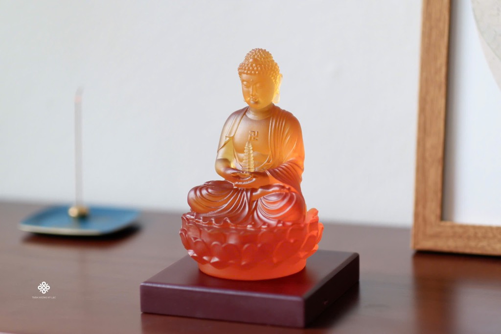 Tượng Đức Phật Dược Sư cầm bảo tháp lưu ly hổ phách 12.5cm