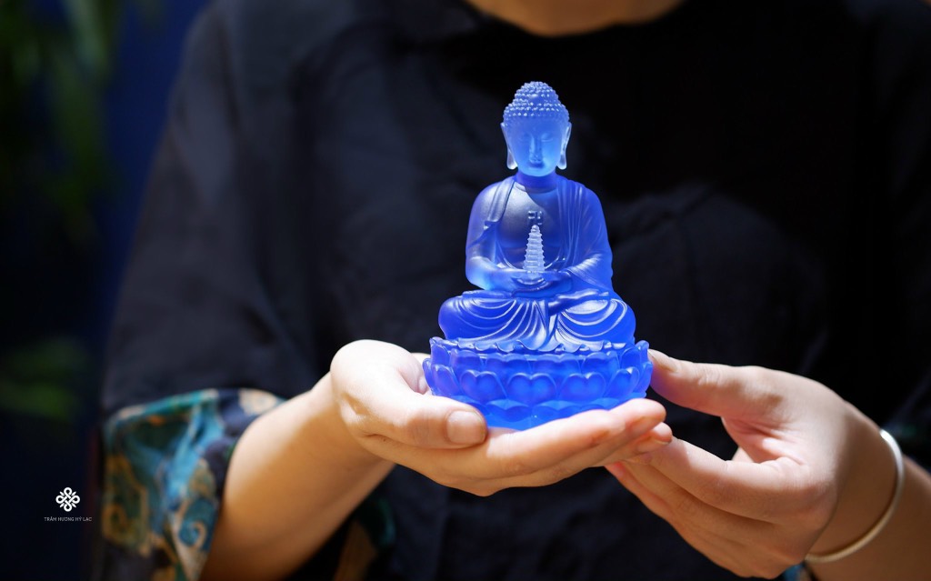 Tượng Đức Phật Dược Sư cầm bảo tháp lưu ly xanh dương 12.5cm