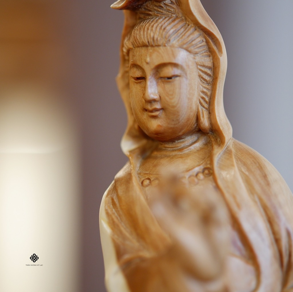Tượng Quan Âm thí nguyện lũa nhai bách ôm đá