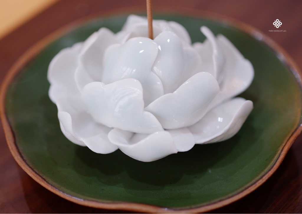 Lư gốm mẫu đơn trắng lá xanh