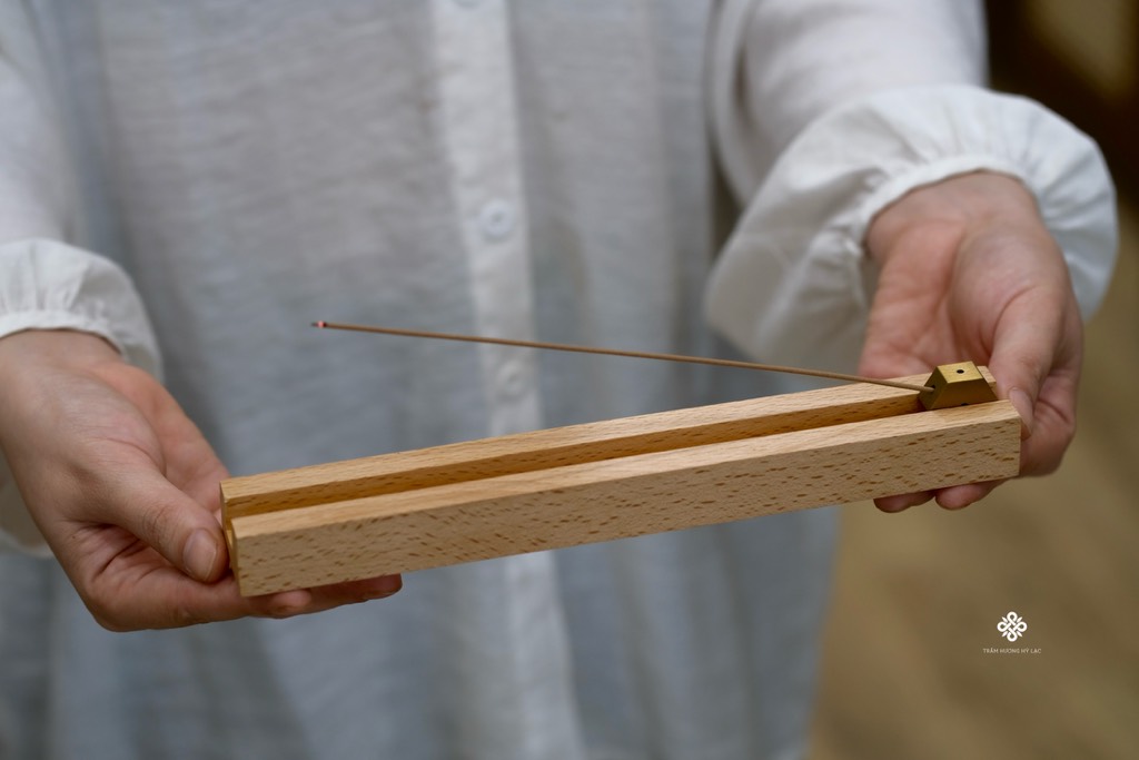 Khay trượt xông trầm gỗ sồi