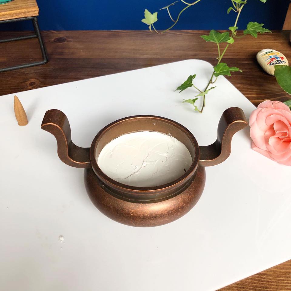 Lư đồng có quai màu vàng