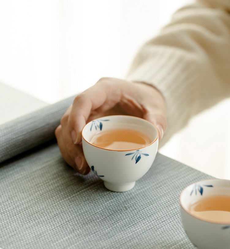 Chén nước hoa lan vẽ tay