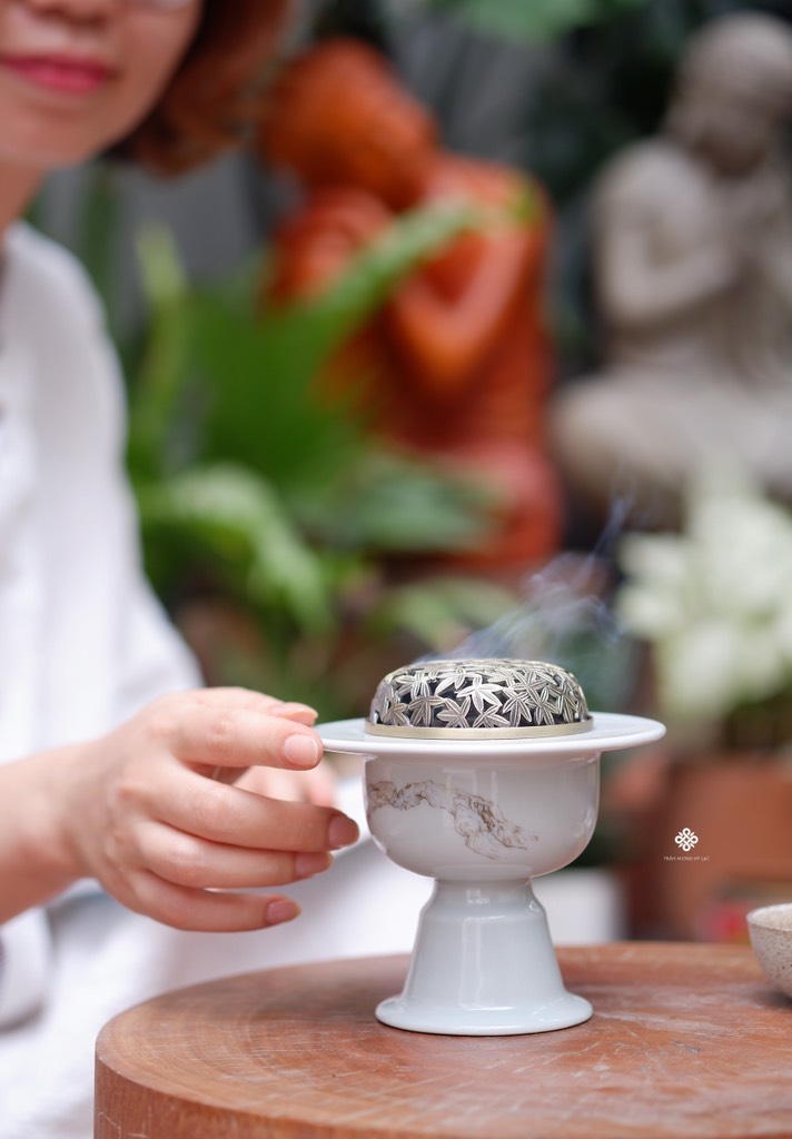 Lư gốm mai ngọc viên tròn chân cao