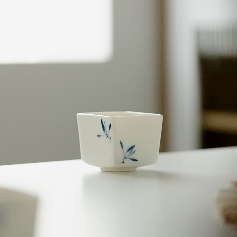 Chén nước hoa lan vẽ tay