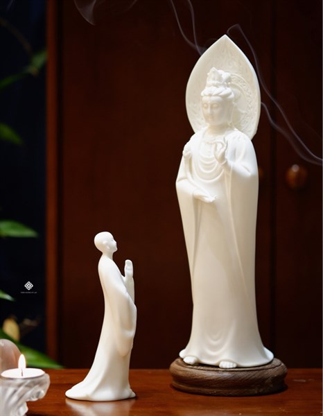 Tượng Đại Thế Chí Bồ tát đứng sứ trắng