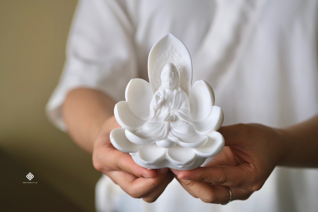 Tượng Quan Âm ngự sen sứ trắng mini