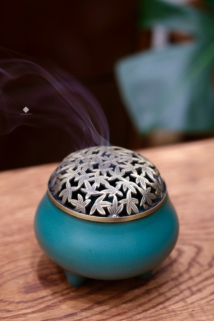 Lư gốm chân cao màu xanh