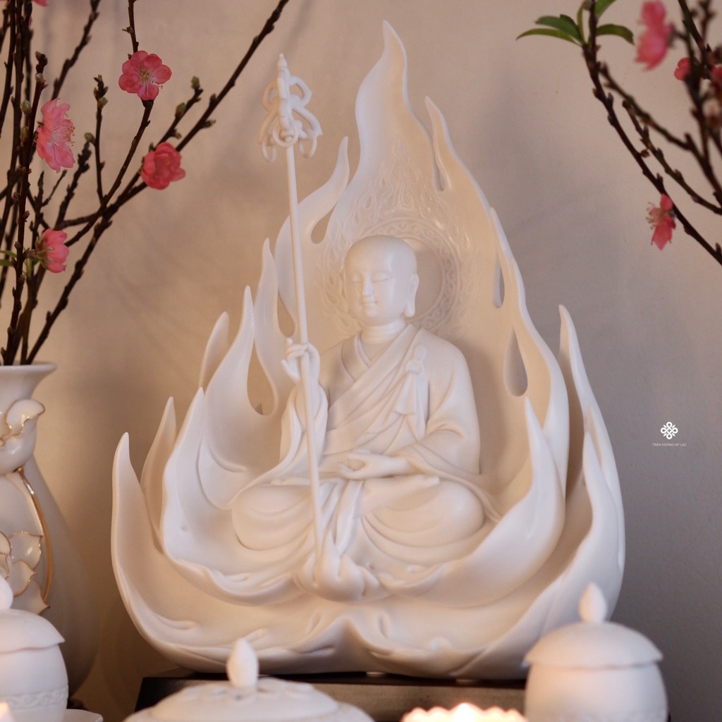 Tượng Địa Tạng Bồ tát ung dung trên lửa