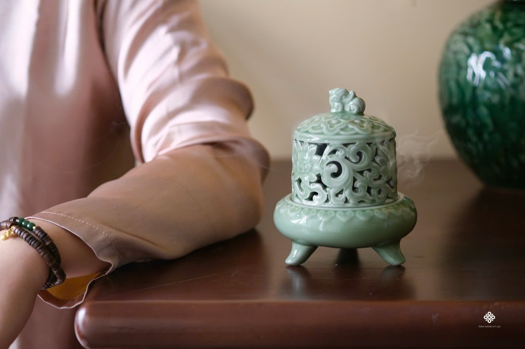 Lư gốm men ngọc hoa sen cổ điển