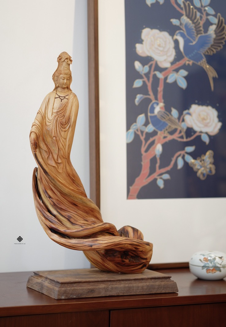 Tượng Quan Âm dòng suối cam lồ lũa nhai bách