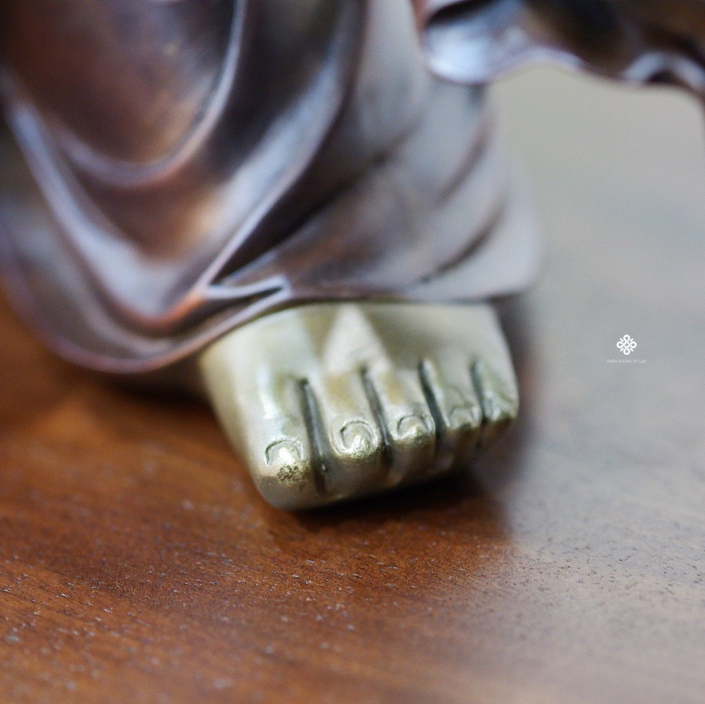 Tượng đồng Đức Phật Di Lặc kéo bao bố