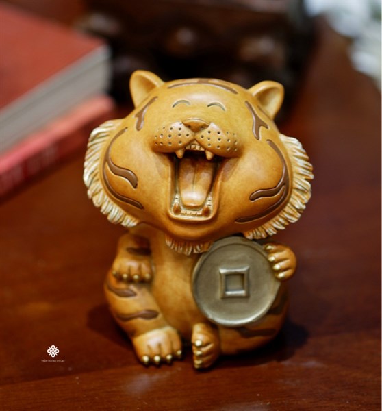 Bé hổ cầm tiền sung túc