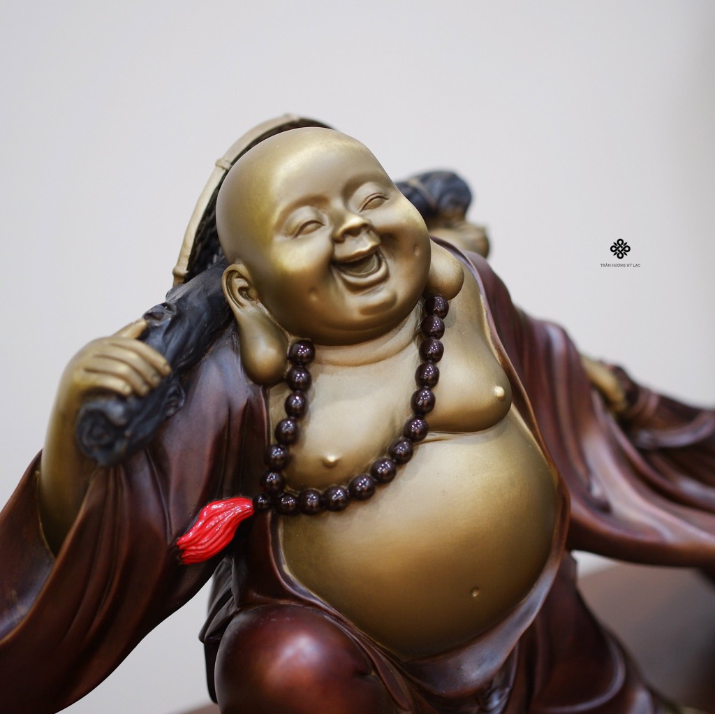 Tượng đồng Đức Phật Di Lặc kéo bao bố