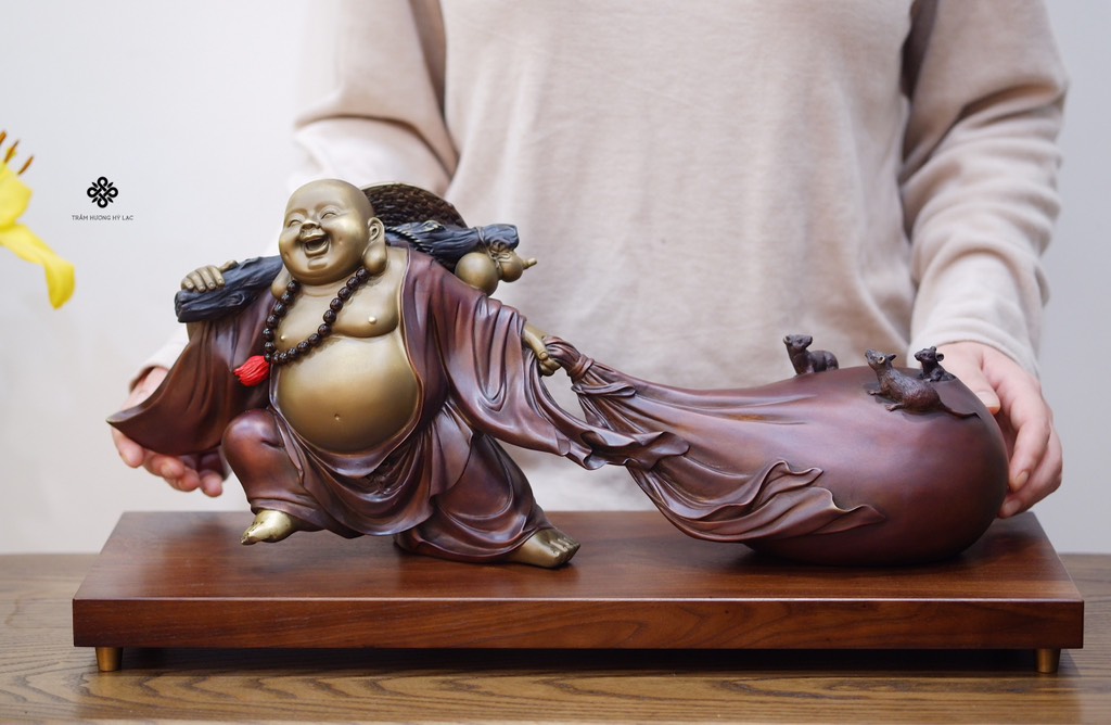 Tượng đồng Đức Phật Di Lặc kéo bao bố