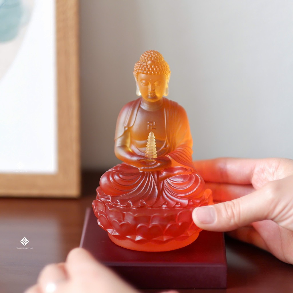 Tượng Đức Phật Dược Sư cầm bảo tháp lưu ly hổ phách 12.5cm