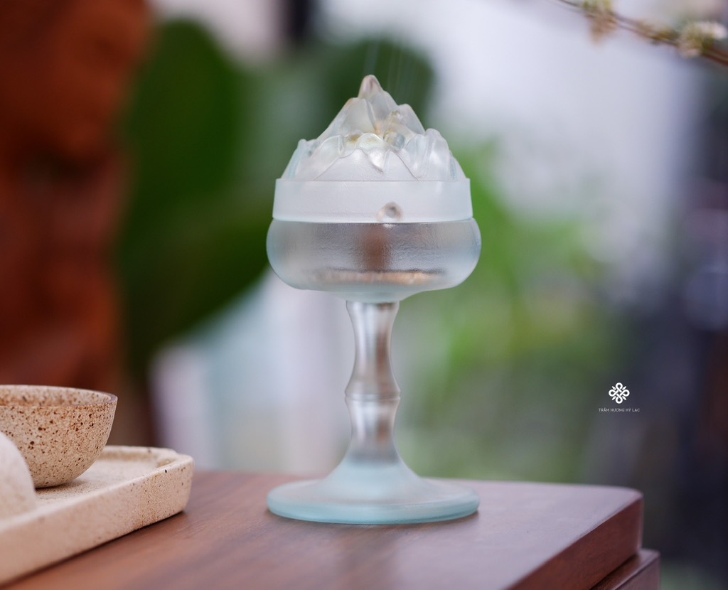 Lư trùng sơn chân nến lưu ly ngọc bích
