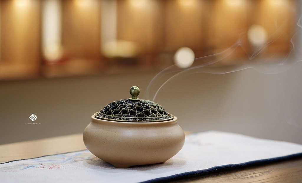 Lư gốm duyên mộc