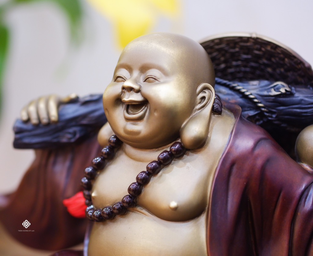 Tượng đồng Đức Phật Di Lặc kéo bao bố