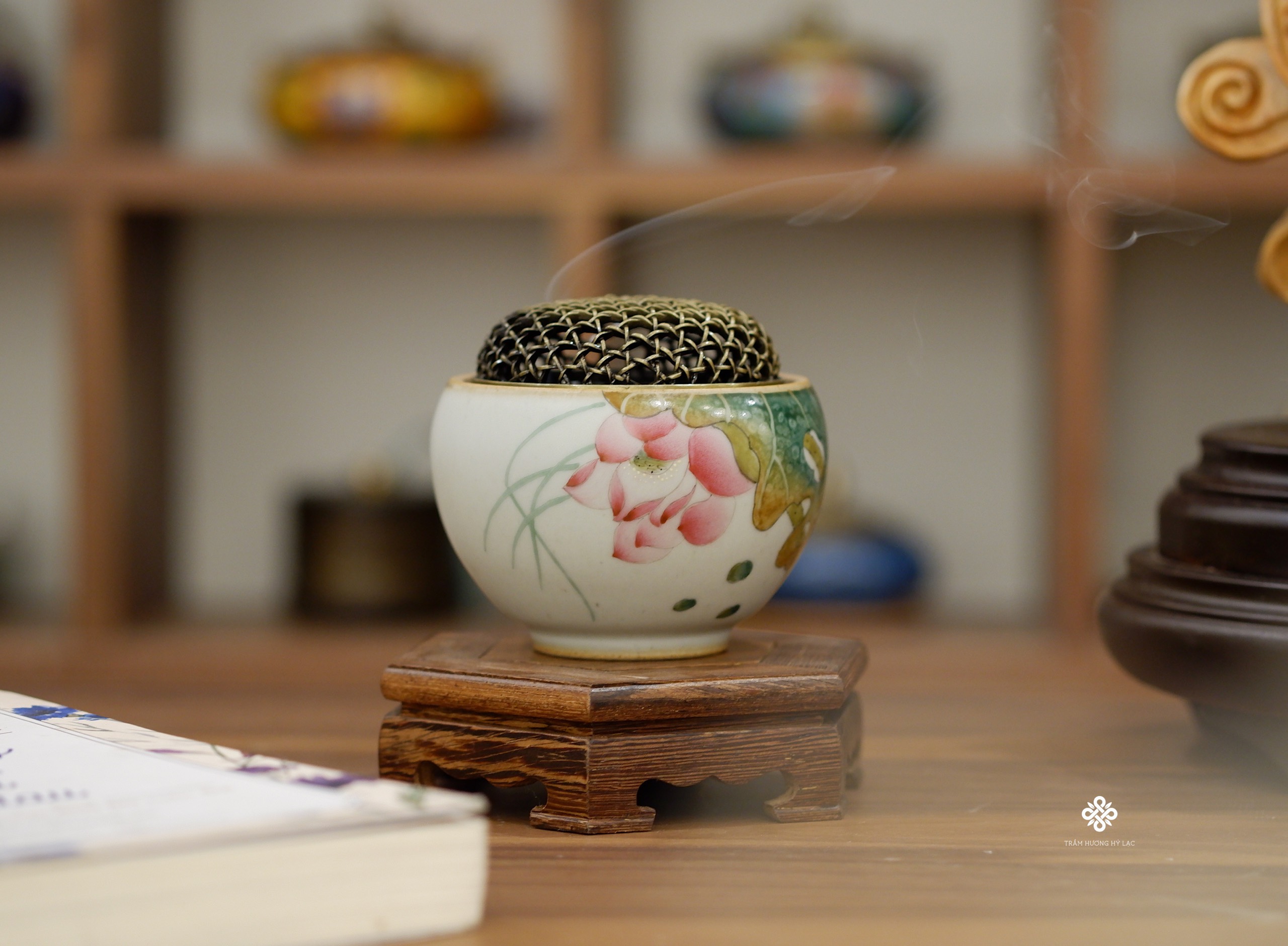Lư gốm vẽ tay liên hoa