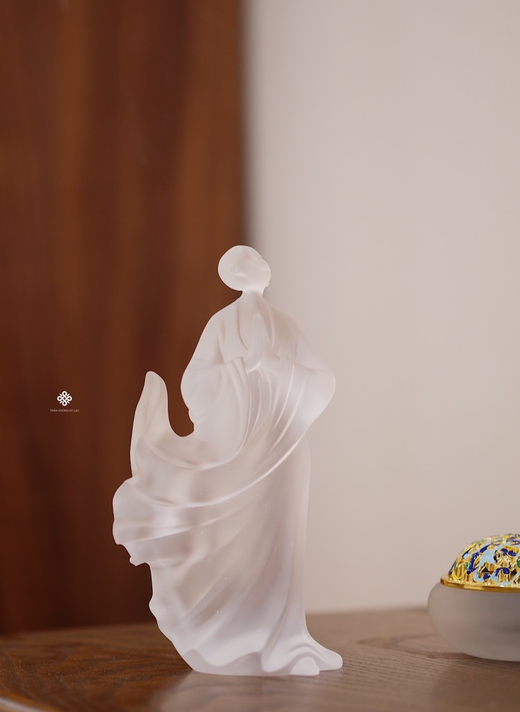 Tượng an lạc áo bay lưu ly trắng