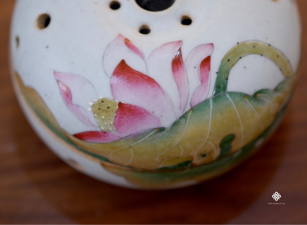 Lư gốm hoa sen vẽ tay