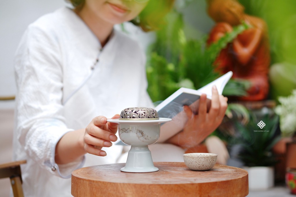 Lư gốm mai ngọc viên tròn chân cao