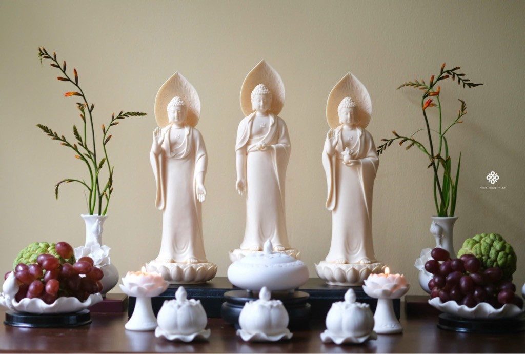 Tượng Đức Phật Dược Sư đứng sứ vàng