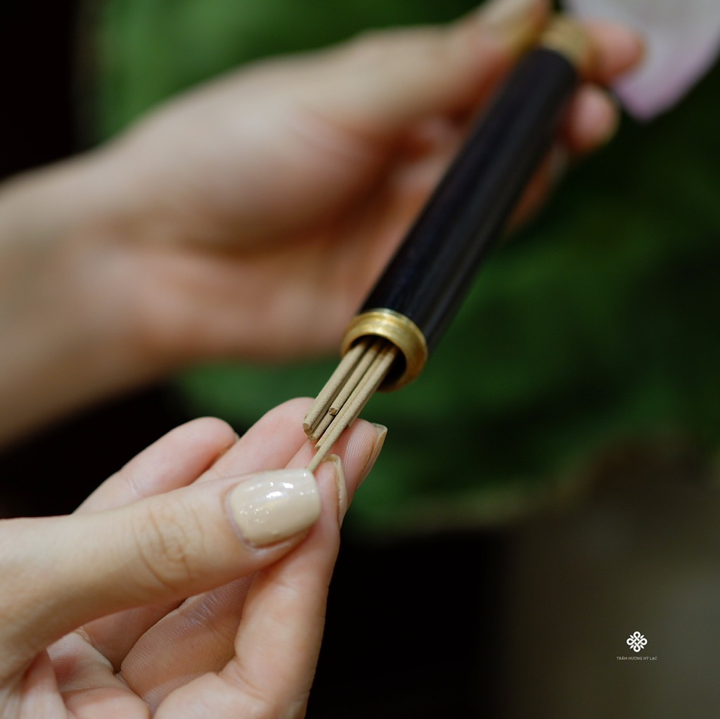 Bộ thưởng trầm cúc hoạ mi gỗ đàn hương tím