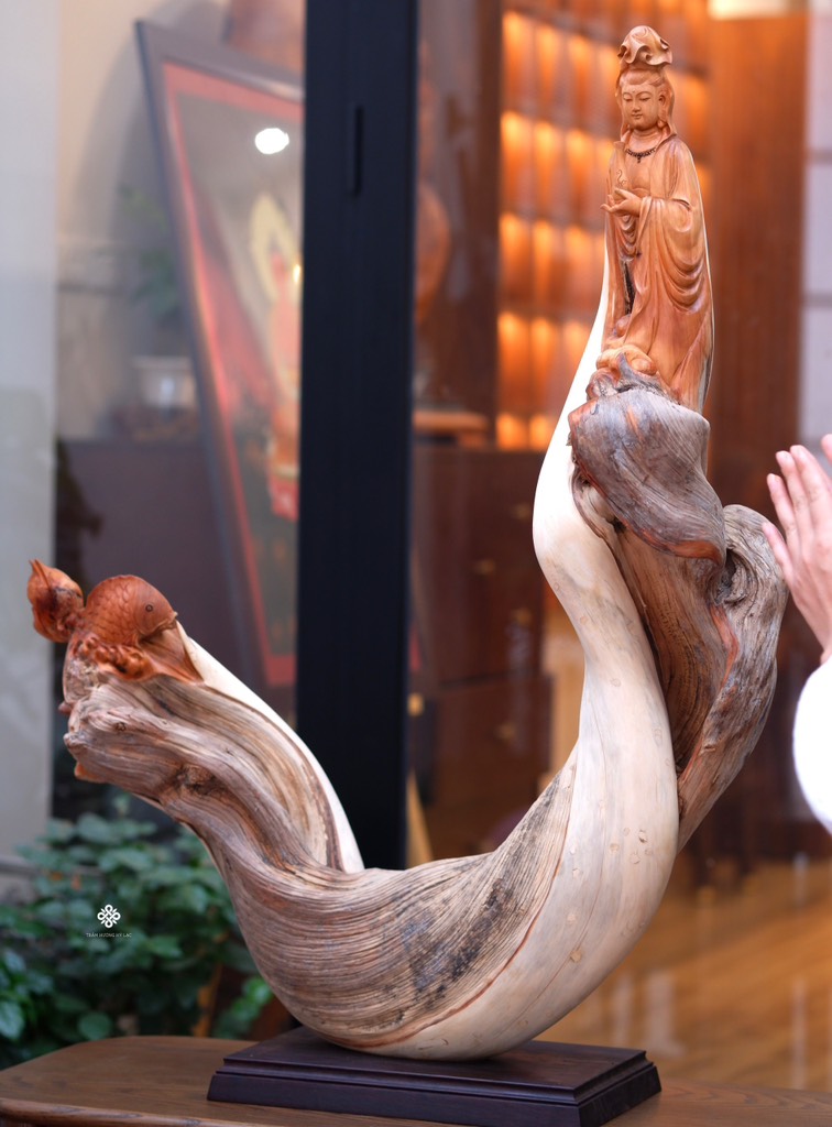 Tượng Quan Âm dòng suối cam lồ lũa nhai bách