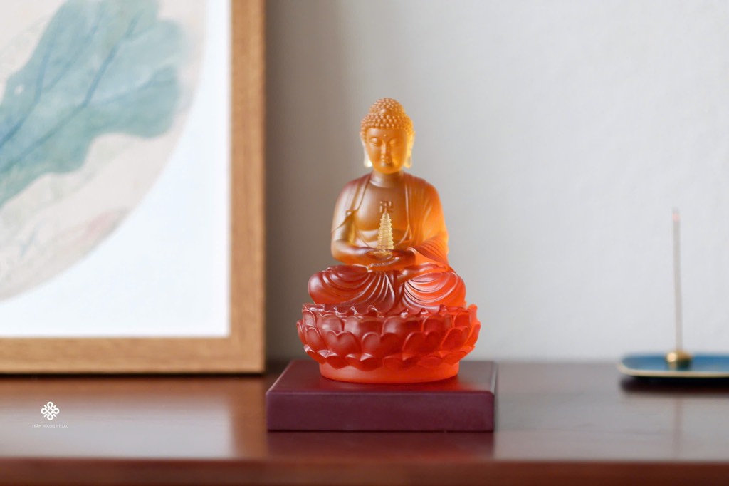 Tượng Đức Phật Dược Sư cầm bảo tháp lưu ly hổ phách 12.5cm