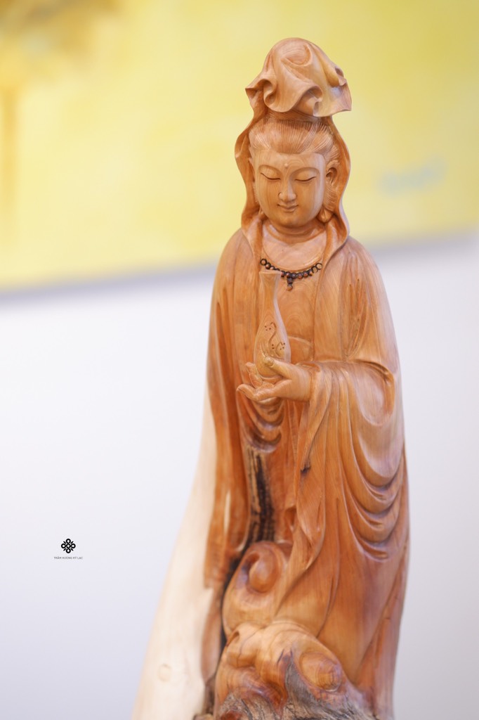 Tượng Quan Âm dòng suối cam lồ lũa nhai bách