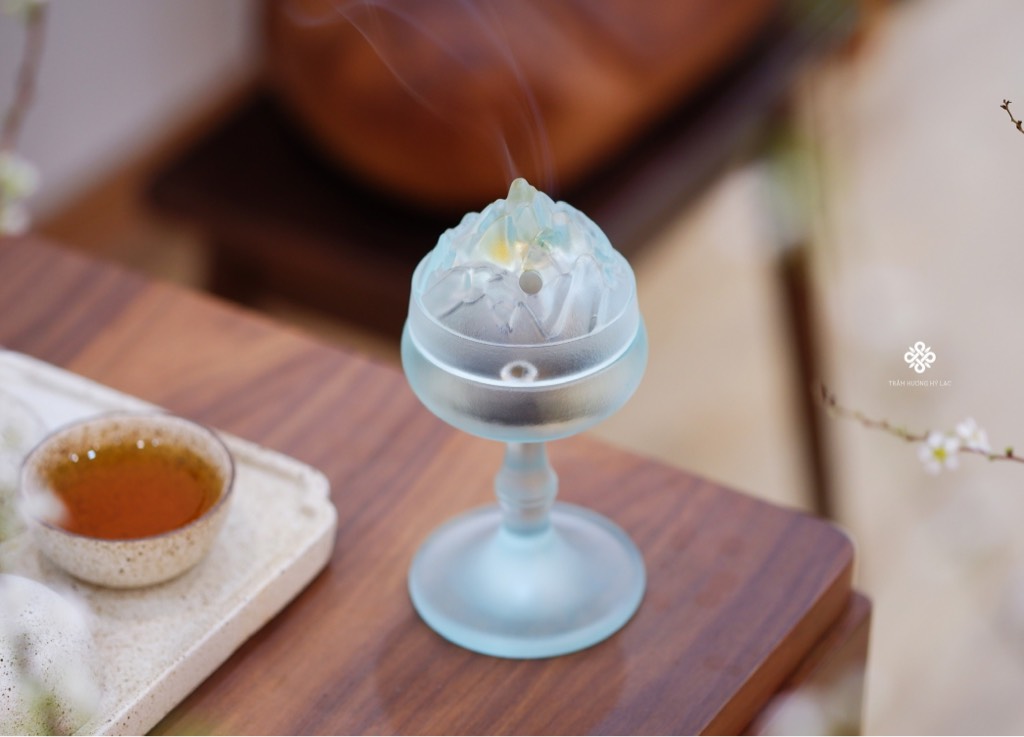 Lư trùng sơn chân nến lưu ly ngọc bích