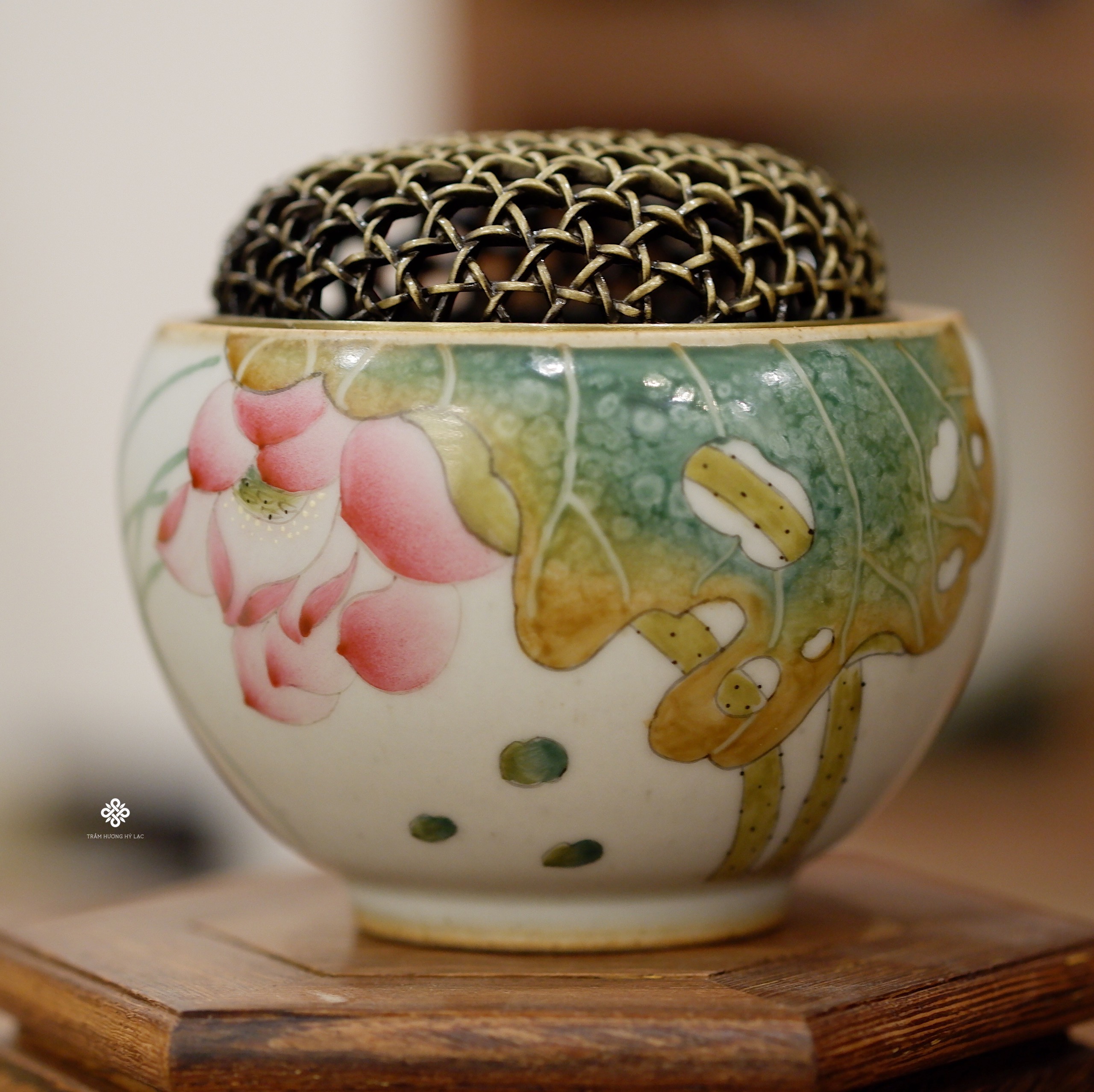 Lư gốm vẽ tay liên hoa