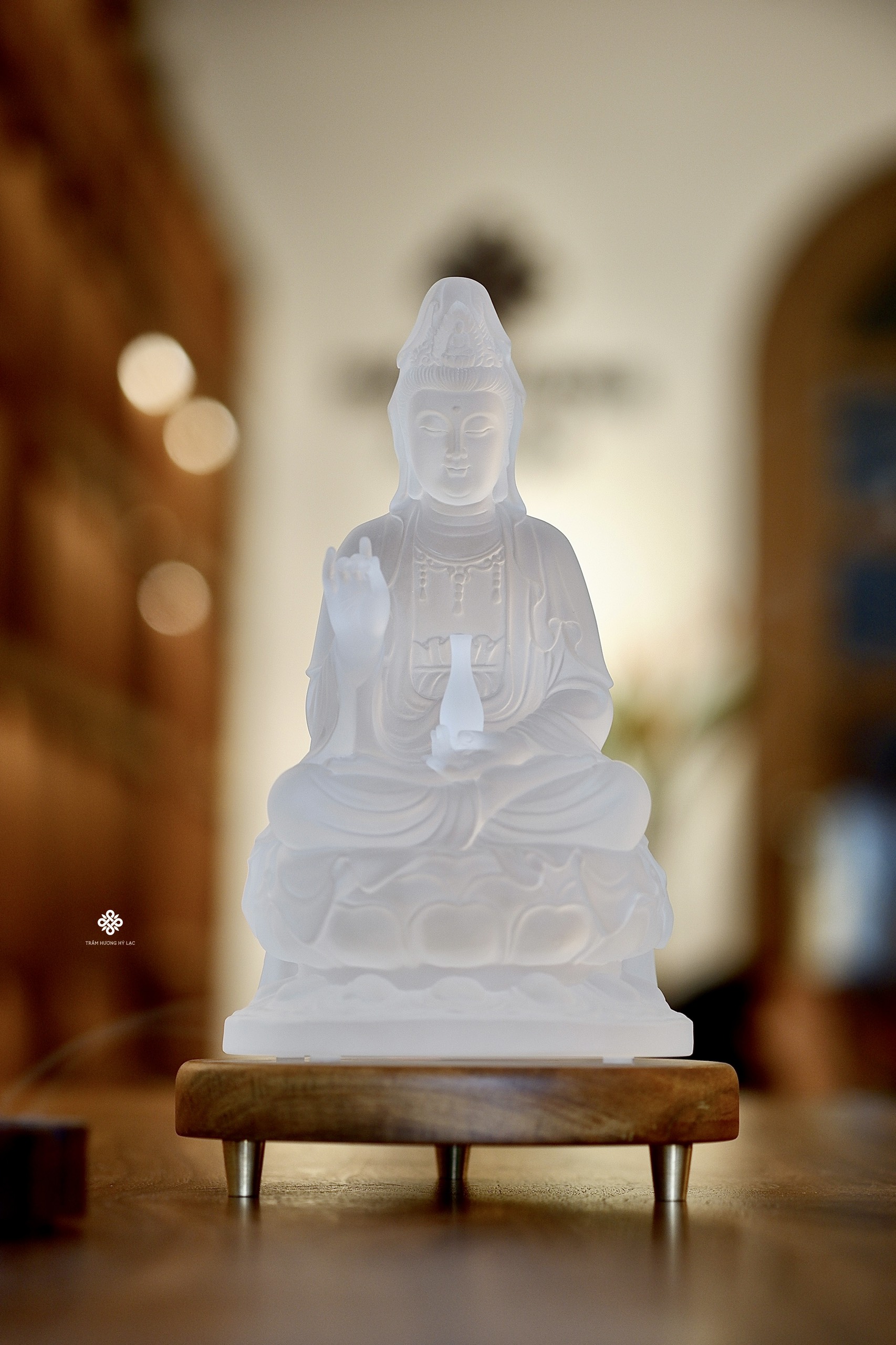 Tượng Quan Âm Bồ tát lưu ly trắng 21.5cm