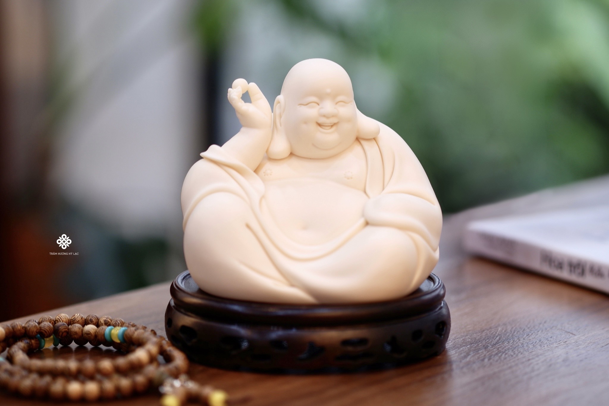 Tượng Đức Phật Di Lặc cầm ngọc như ý sứ thấu quang