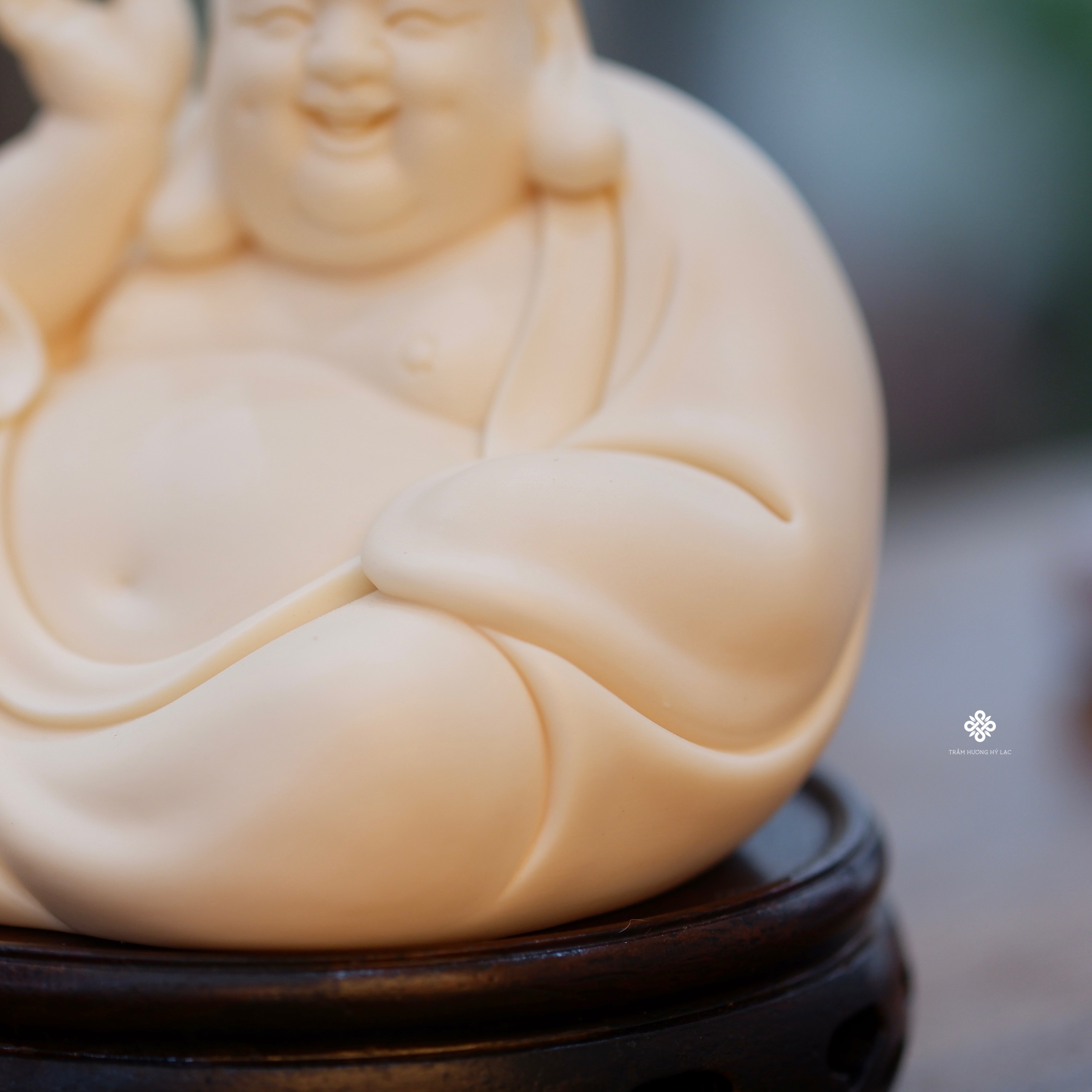 Tượng Đức Phật Di Lặc cầm ngọc như ý sứ thấu quang