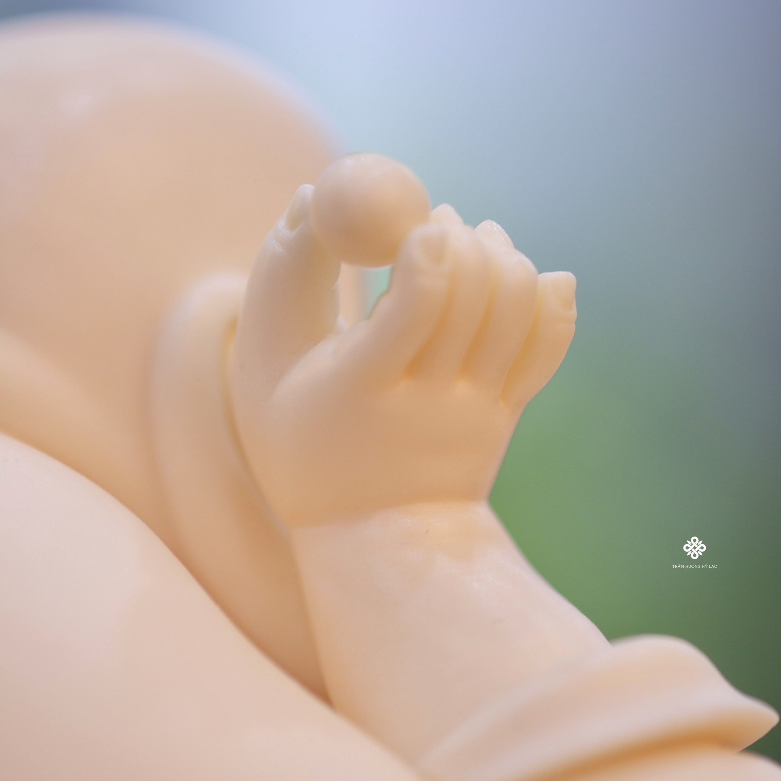 Tượng Đức Phật Di Lặc cầm ngọc như ý sứ thấu quang