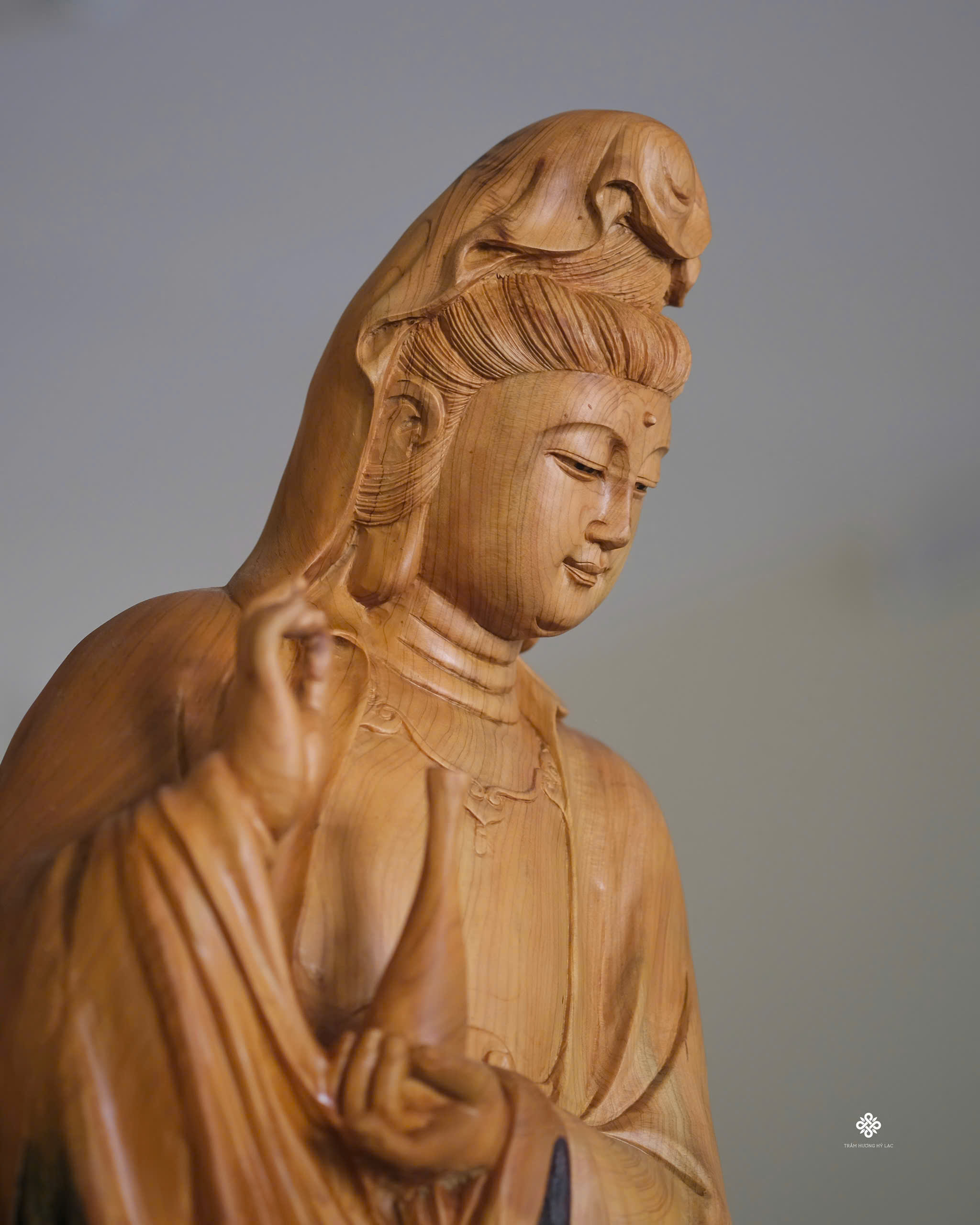 Tượng Quan Âm Bồ tát dòng suối cam lồ lũa nhai bách ôm đá