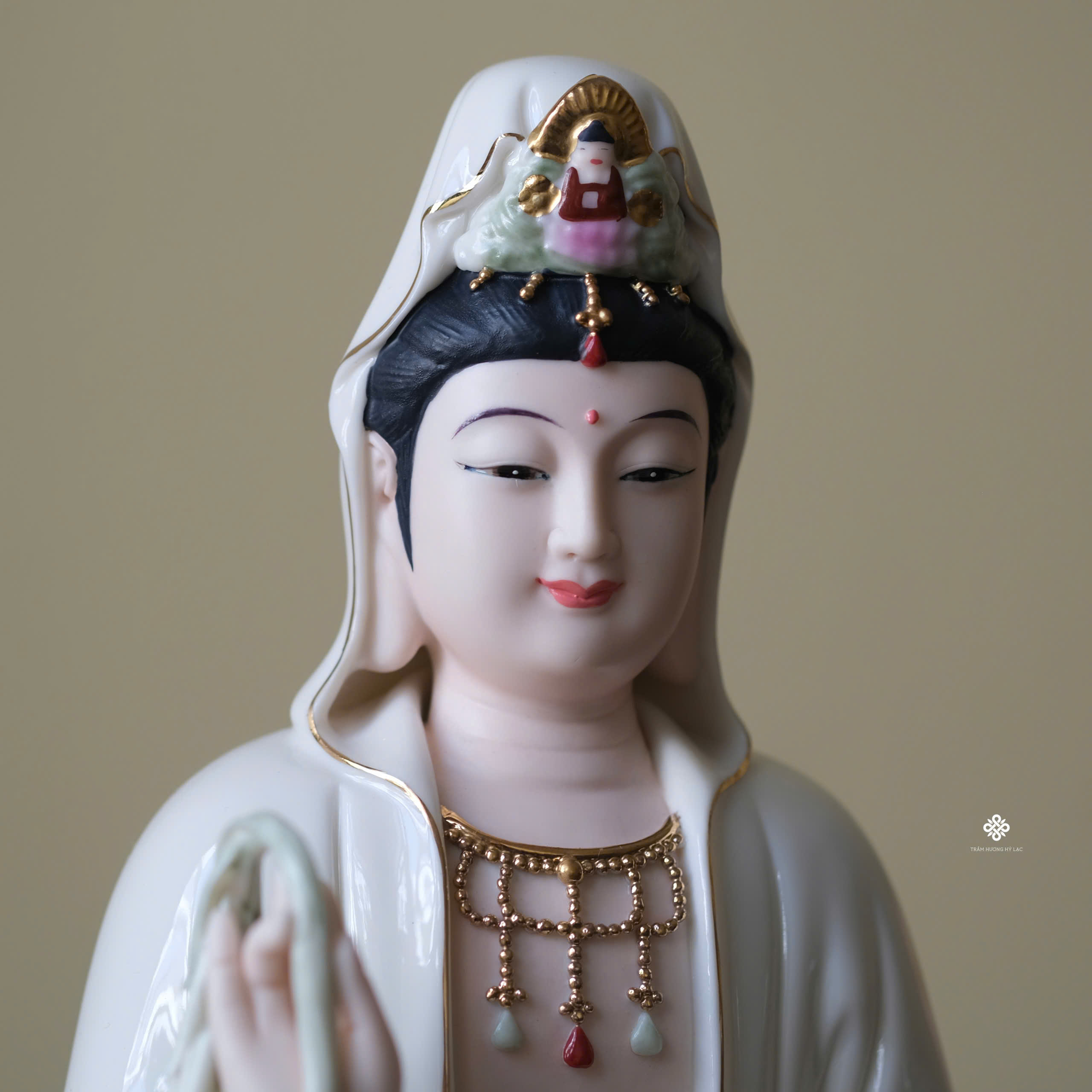 Tượng gốm Quan Âm Bồ tát vẽ màu