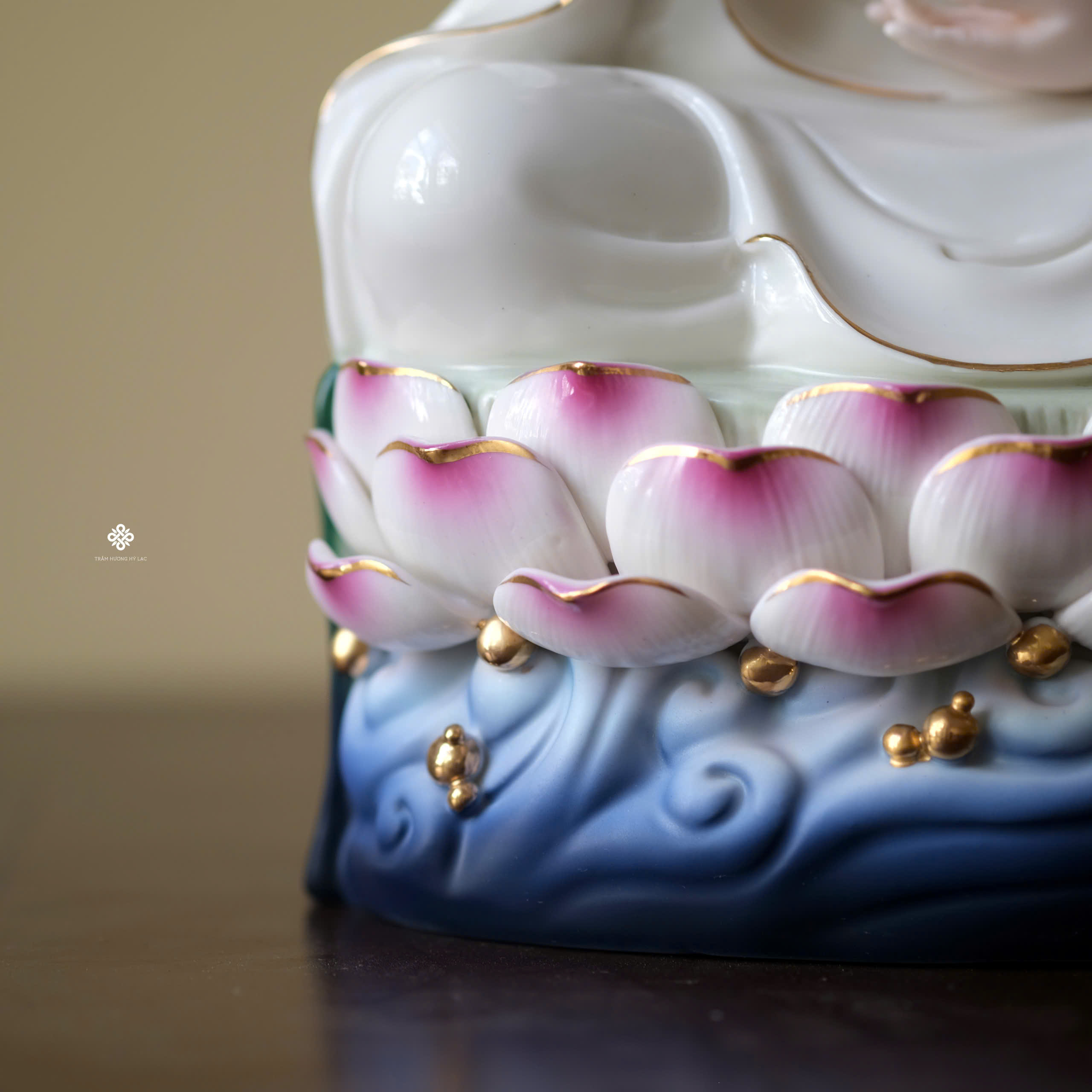 Tượng gốm Quan Âm Bồ tát vẽ màu