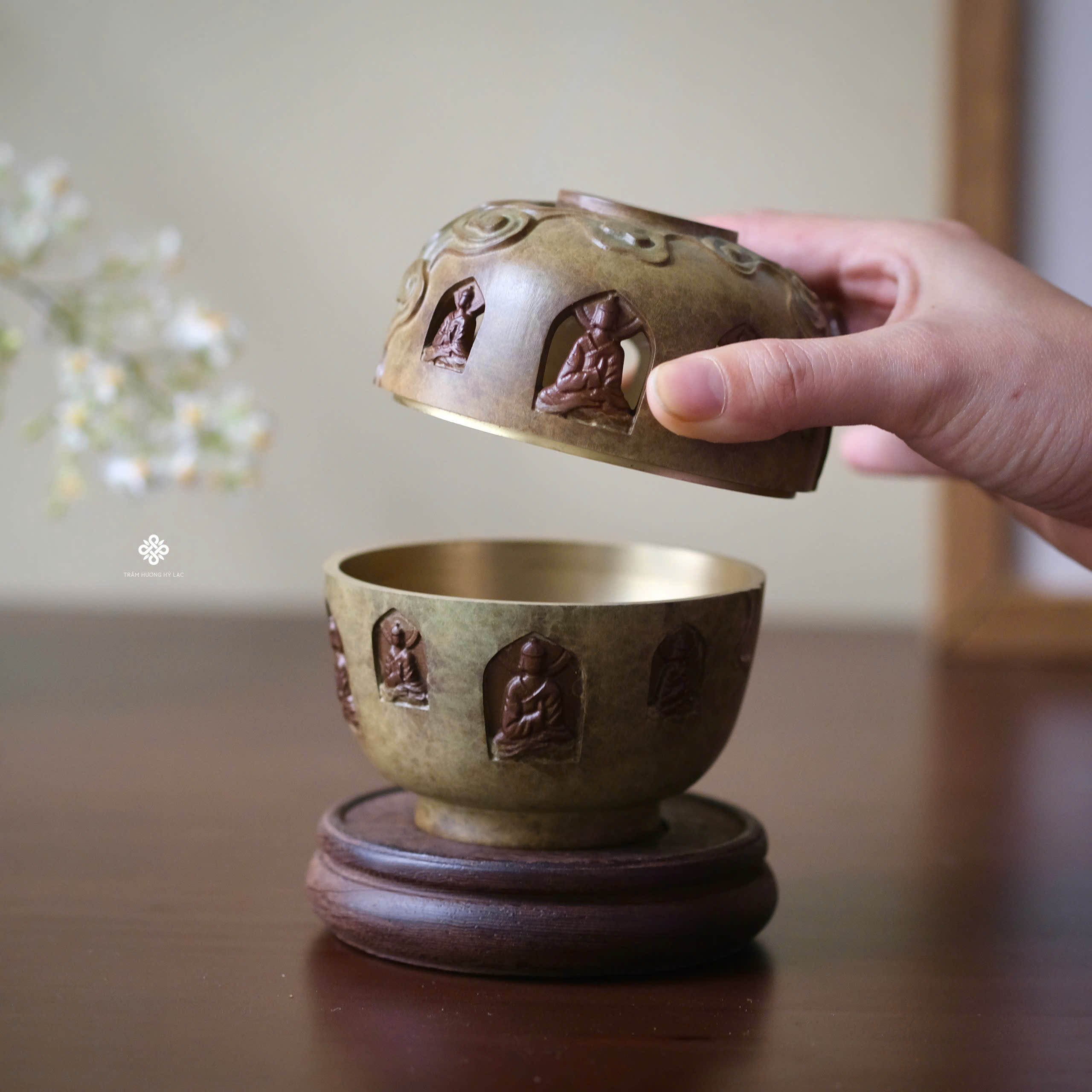 Lư đồng lối vào thiền môn