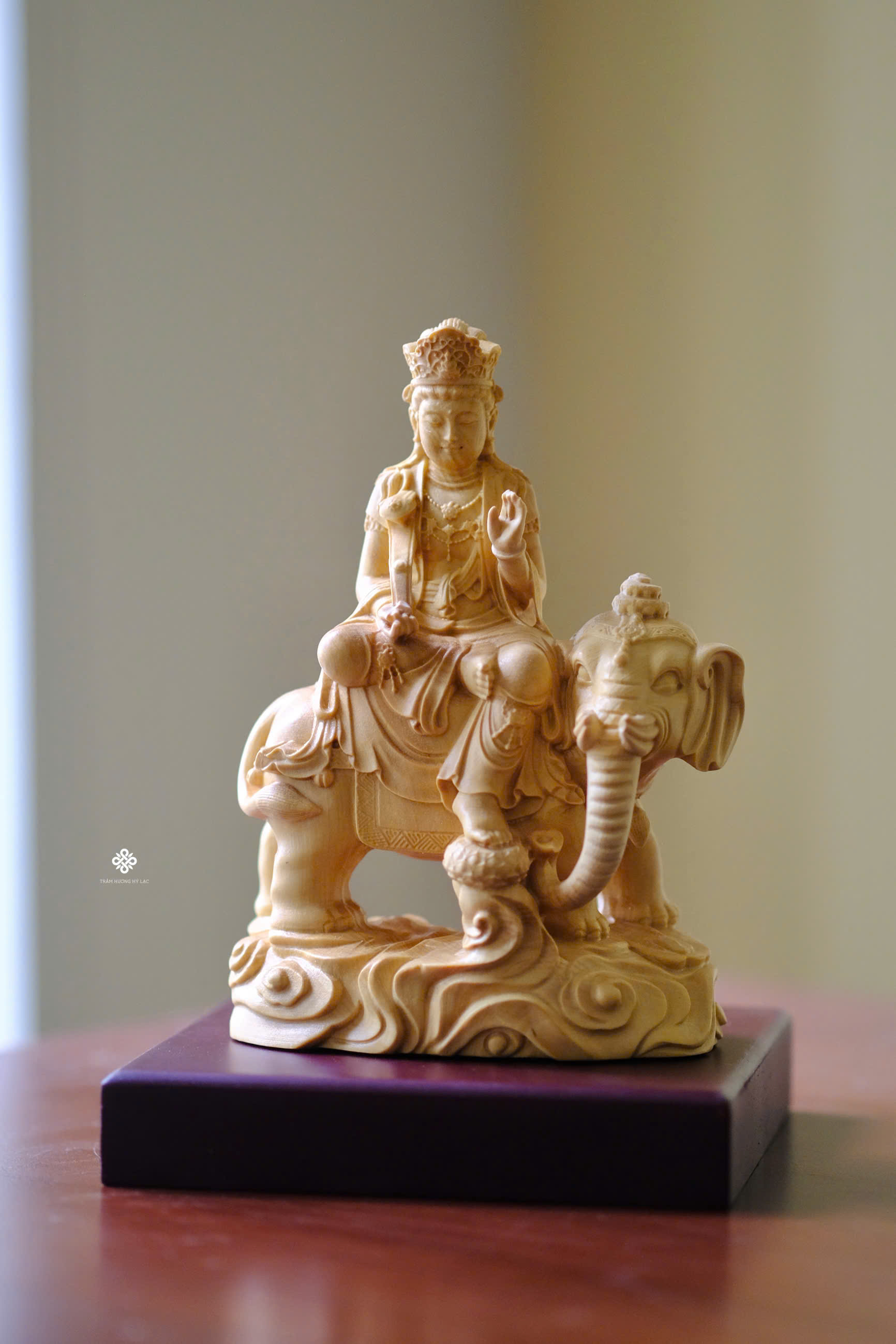 Tượng Phổ Hiền Bồ tát cưỡi voi gỗ hoàng dương