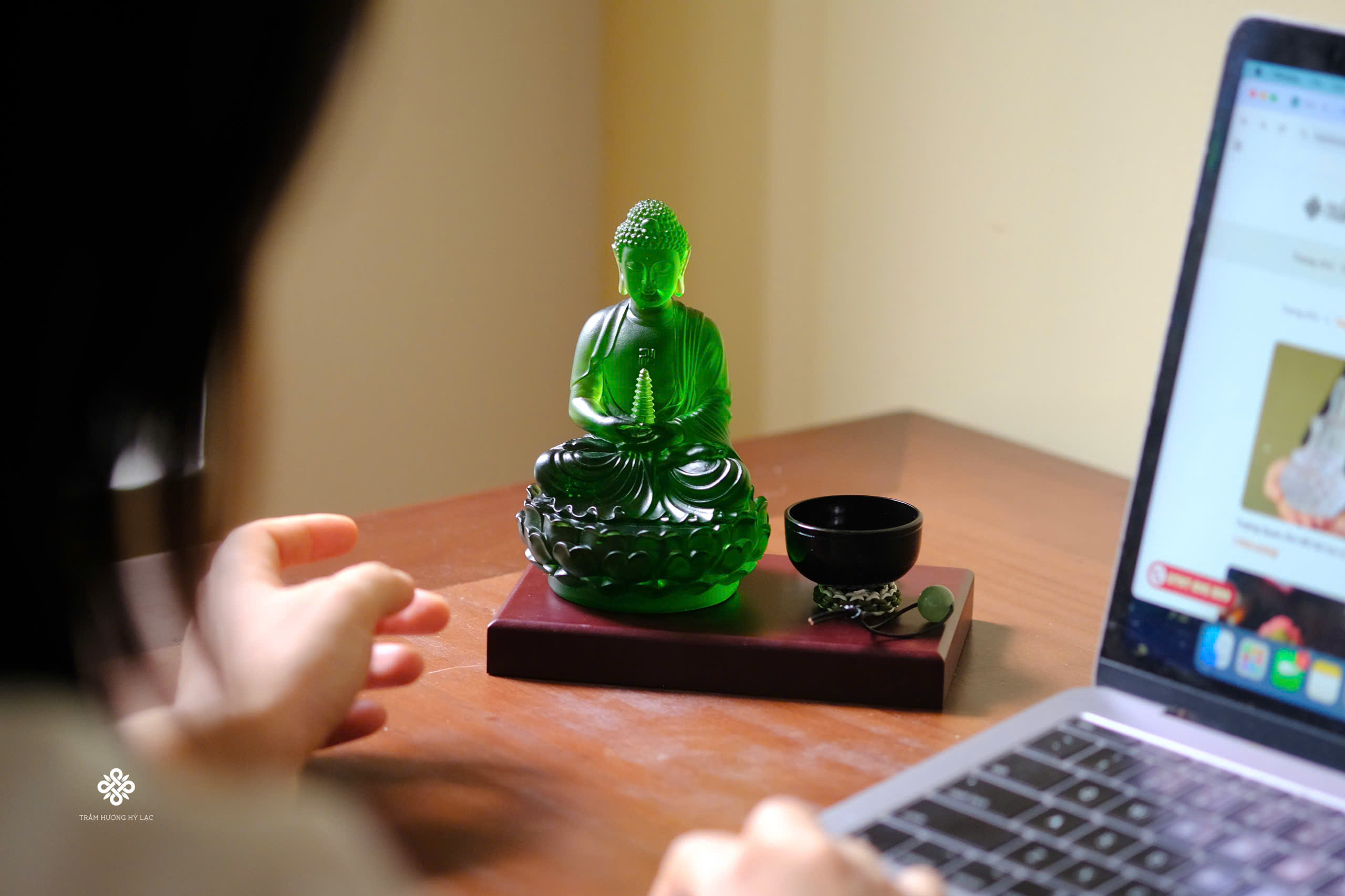 Tượng Đức Phật Dược Sư cầm bảo tháp lưu ly xanh lá 12.5cm