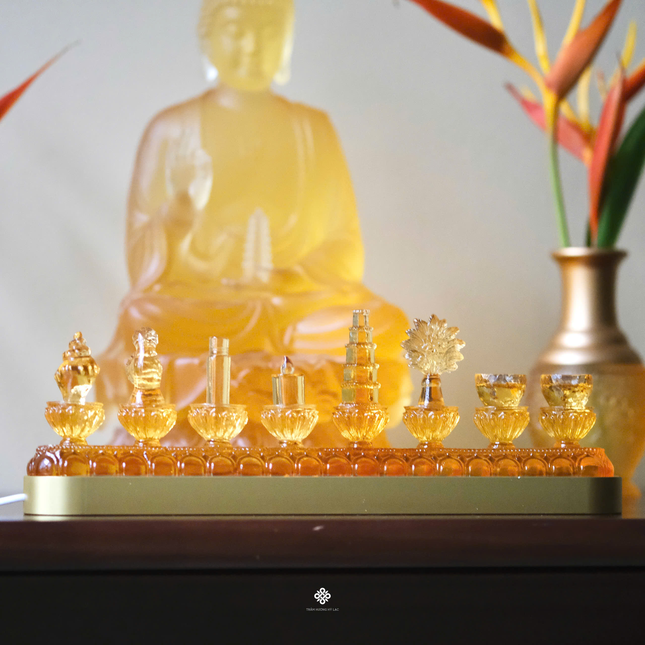 Quý phẩm cúng dường lưu ly vàng kèm đế đèn led