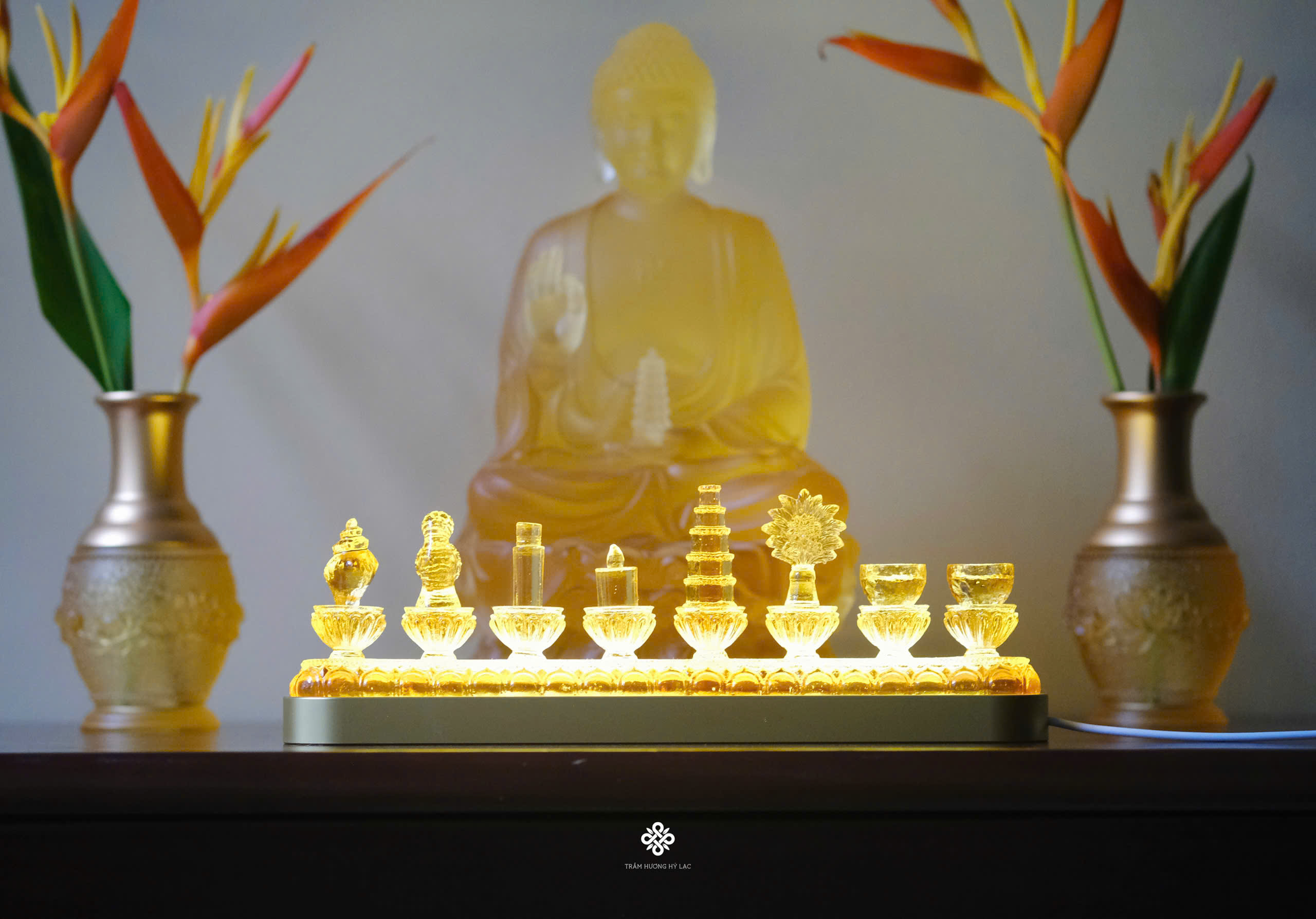 Quý phẩm cúng dường lưu ly vàng kèm đế đèn led
